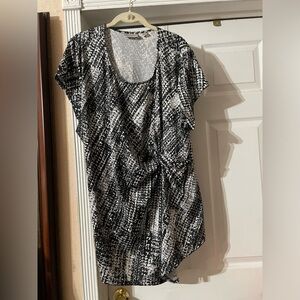 Avenue Stylish Black and White asymetrical Top with silver ring size 3/4X 🌹BG 08